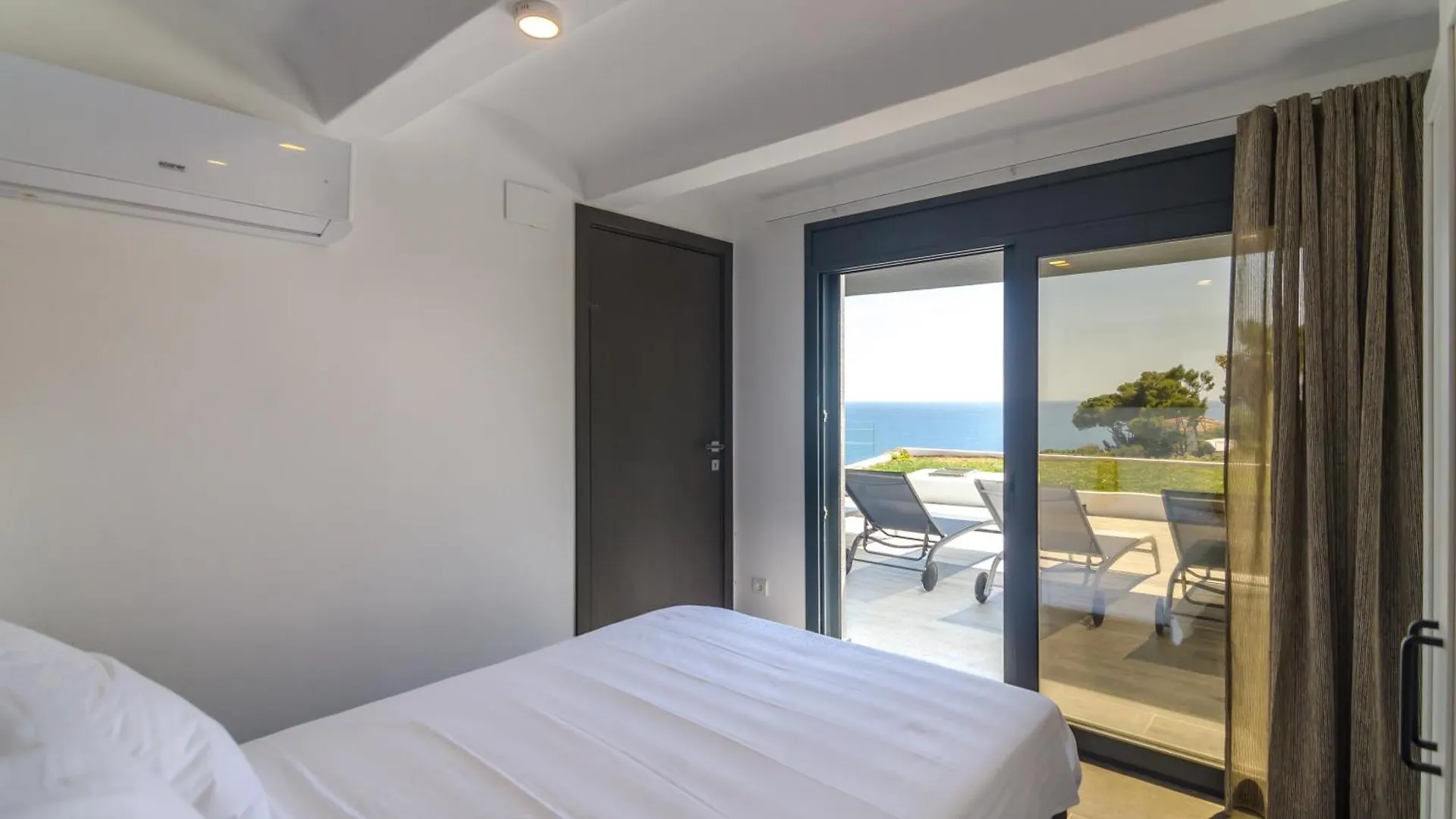 Seaside Villa In Lloret De Mar With Garden And Pool View 西班牙